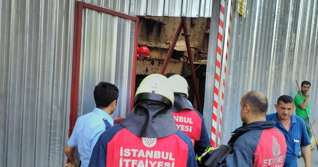 Beyoğlu&#039;nda inşaatı süren bir otelde merdivenden düşen işçi ağır yaralandı