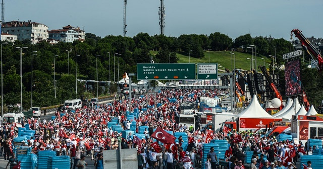 Binlerce vatandaş 15 Temmuz Şehitler Köprüsü&#039;nde