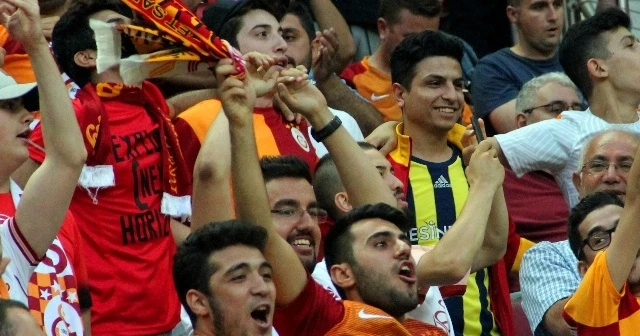 Carole, ıslıklandı