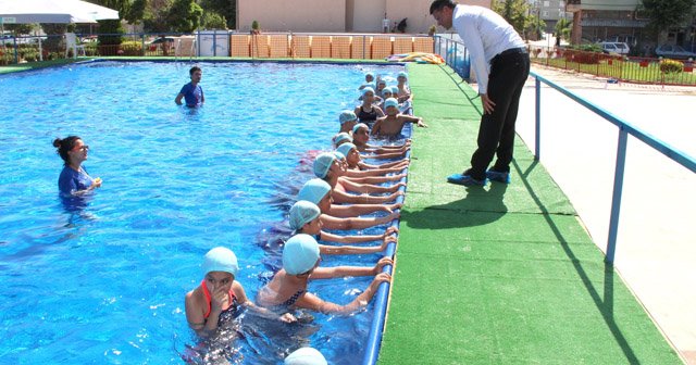 Çocuklar hem yüzme öğreniyor hem de eğleniyorlar