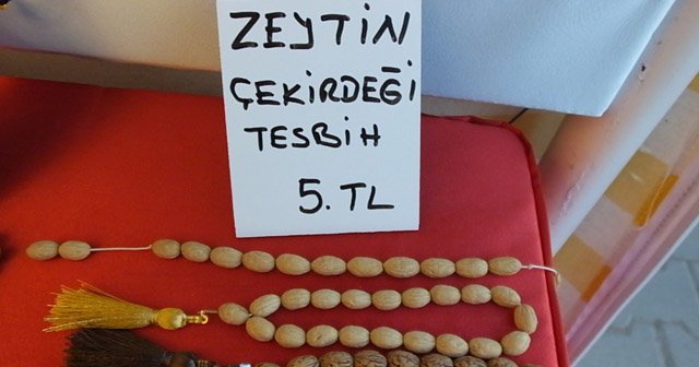 Çöpe giden zeytin çekirdeklerini takıya dönüştürüyor