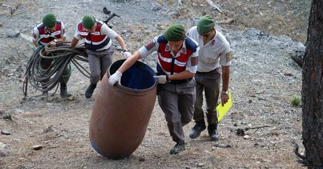 Dağdaki uyuşturucu tarlası için yağmur suyu biriktirmişler