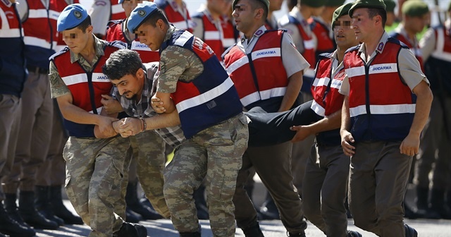 Darbeci hainler yürümeyi kabul etmeyince vatandaşlar tepki gösterdi