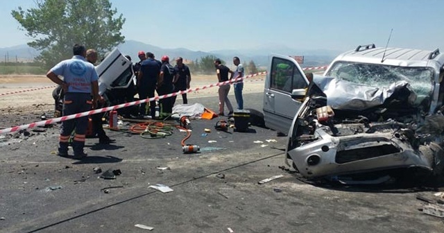 Denizli&#039;de korkunç kaza! 1 ölü, 7 yaralı