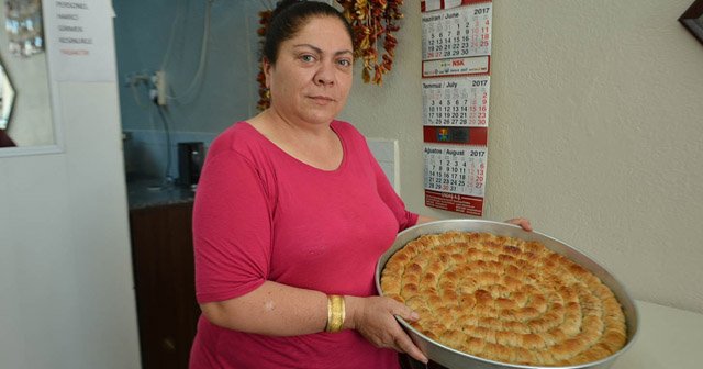 Depreme dayanıklı, 70 katlı pekte tatlı ev baklavası