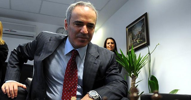 Dünya Satranç Şampiyonu Kasparov geri dönüyor