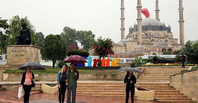 Edirne&#039;de şiddetli sağanak etkili oluyor