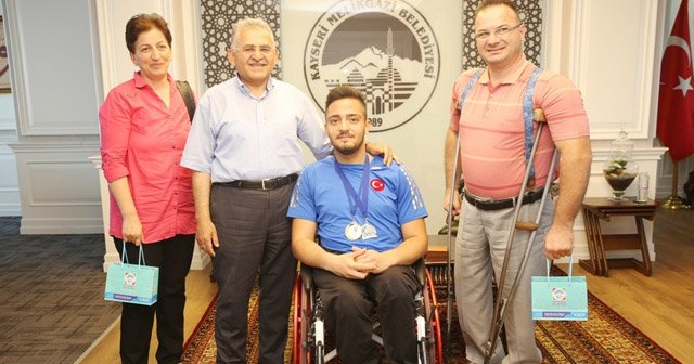 Engelli milli basketbolcu Burak Şen Başkan Büyükkılıç&#039;ı ziyaret etti