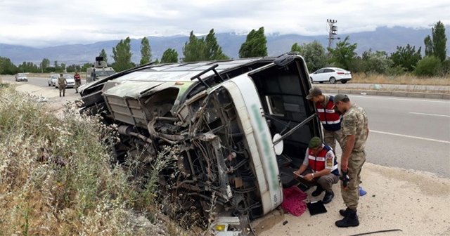 Erzincan&#039;da işçi minibüsü devrildi: 19 yaralı