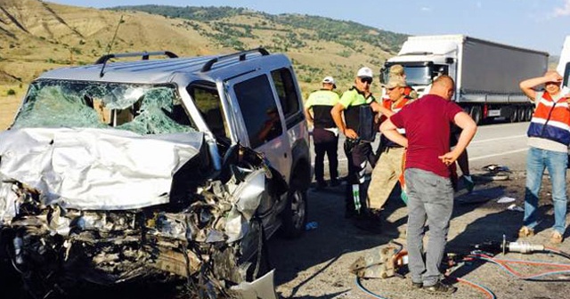Erzincan&#039;da trafik kazası: 4 ölü, 5 yaralı