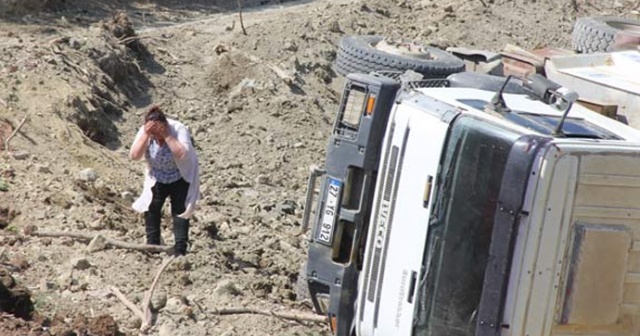 Feci kaza! Üzerine kullandığı kamyon devrildi