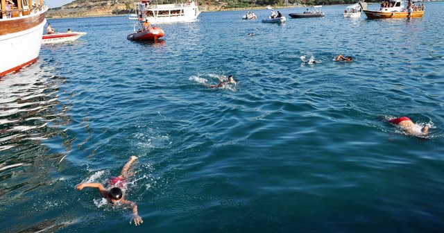 Genç yüzücü kabotaj kutlamalarında boğulma tehlikesi atlattı