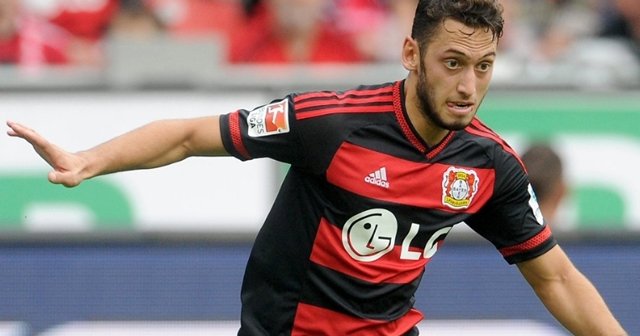 Hakan Çalhanoğlu Milan’a imza attı