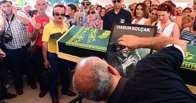 Harun Kolçak&#039;ın cenazesinde selfie şoku