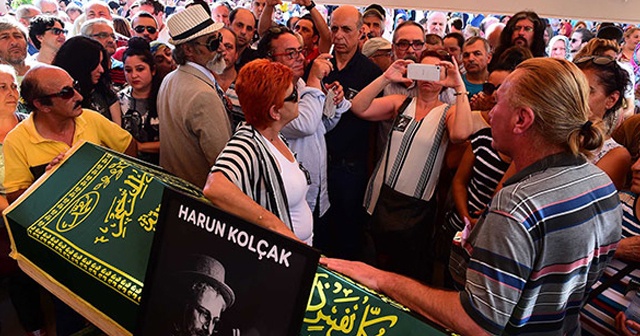 Harun Kolçak&#039;ın tabutu başında fotoğraf çekme yarışı!