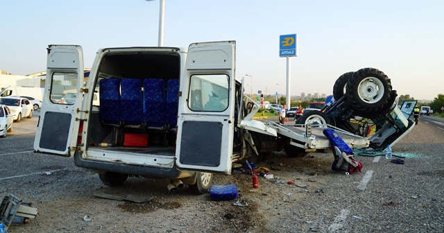 İşçi minibüsü ile traktör yüklü çekici çarpıştı: 7 yaralı