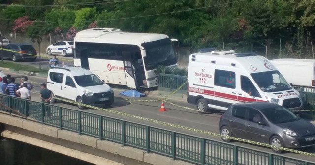 İşçi servisi tarlaya çalışmaya giden kadına çarptı: 1 ölü