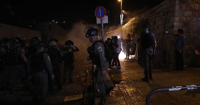 İsrail&#039;den Mescid-i Aksa kapısındaki Müslümanlara saldırı