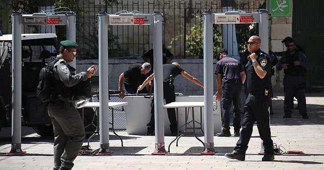 İsrail polisi Aksa&#039;nın kapılarına metal dedektörleri kurdu