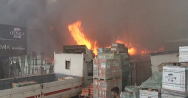 İstanbul&#039;da depoda yangın