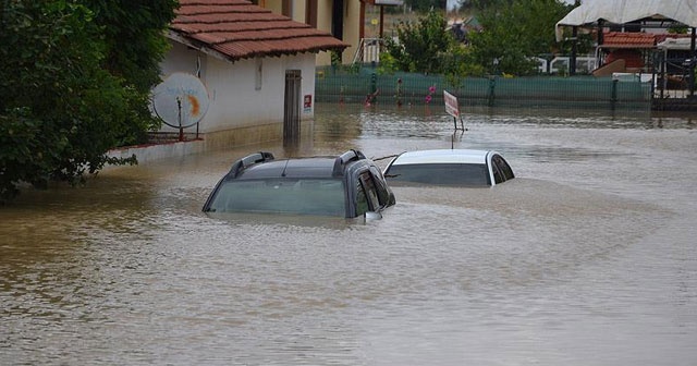İstanbul&#039;daki şiddetli yağış nedeniyle çalışmalar devam ediyor