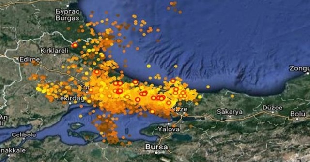 İstanbul&#039;daki yağışta şimşekler böyle görüntülendi