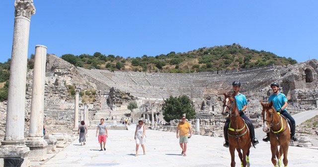 Jandarma atlı birliklerini gören turistlerden fotoğraf yarışı