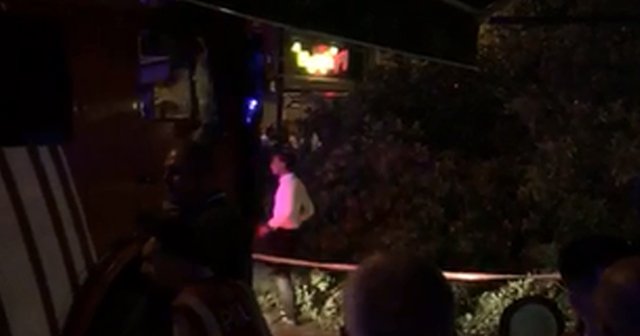 Kadıköy’de asırlık ağaç kafenin üzerine devrildi: 2 yaralı