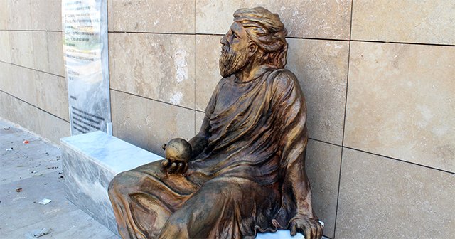 Kafası Yunus Emre’ye benzetilen Anaksagoras heykeli tartışma konusu oldu