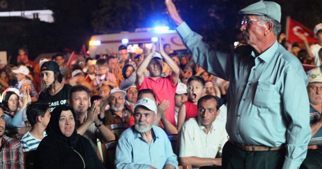 Kahraman şehidin babası Hasan Hüseyin Halisdemir ‘Milli Birlik ve Demokrasi’ nöbetine katıldı