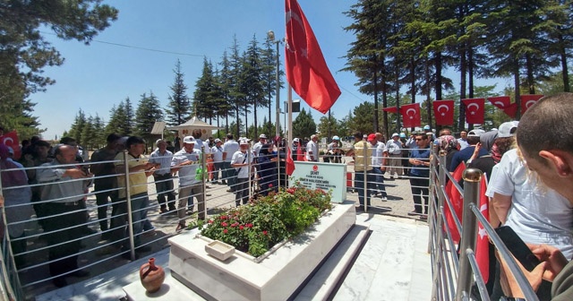 Kahraman şehit Halisdemir&#039;in kabrine ziyaretçi akını