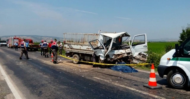 Kamyonetler birbirine girdi: 2 ölü, 3 yaralı