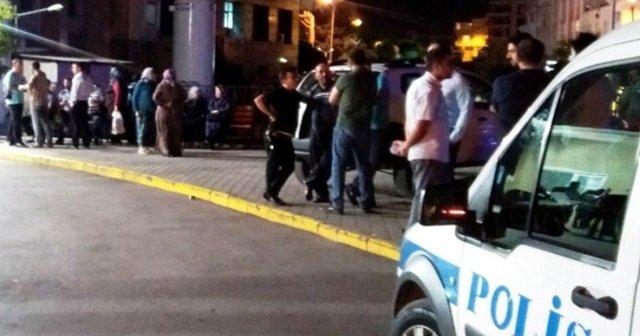 Kavgayı ayırmak isteyen polis bacağından bıçaklandı