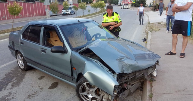 Kaza yapıp kaçarken yine kaza yapıp yaralandı