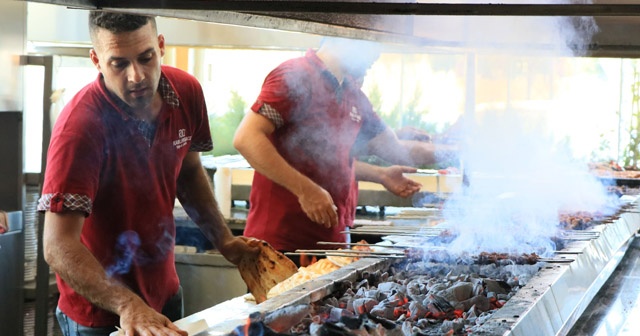 Kebap ustalarının 100 derecede mangal başında ekmek savaşı