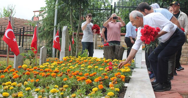 Kılıçdaroğlu, Türkiye’nin ilk kadın Belediye Başkanı Leyla Atakan’ın mezarını ziyaret etti