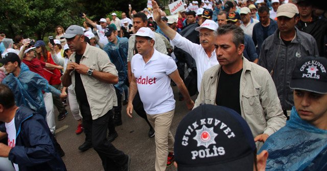 Kocadon, Kılıçdaroğlu ile birlikte ‘adalet yürüyüşü’ne katıldı