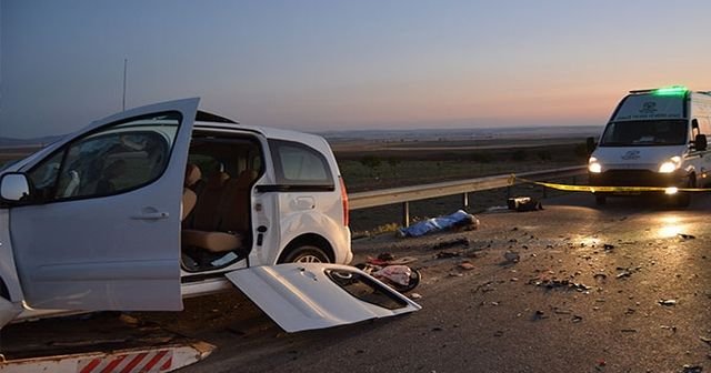 Konya&#039;da hafif ticari araç kamyona çarptı: 3 ölü