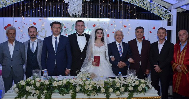 Koruma polisinin nikah şahidi oldu