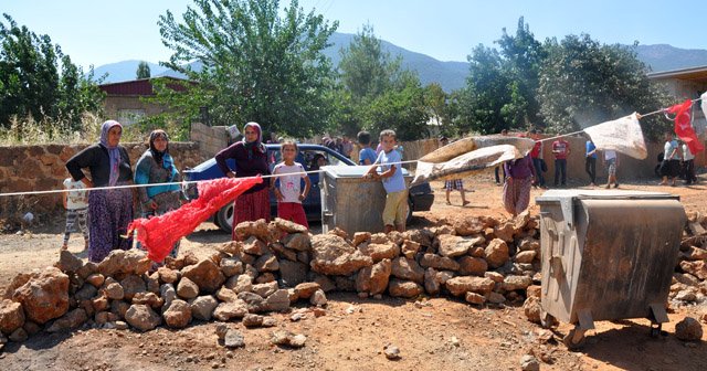 Köylü kadınlar yol kapattı