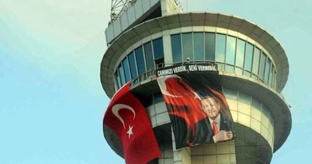 Kuleye Türk bayrağı ve Erdoğan posteri