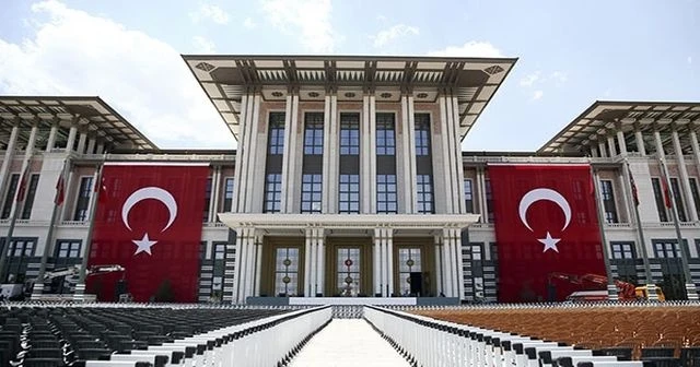 Külliye'ye dev bayraklar asıldı