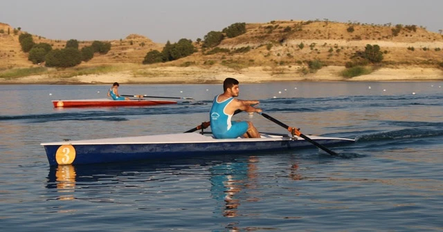 Kürek sporcuları şehitler ve gaziler için kürek çekti