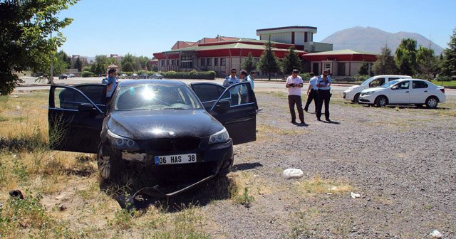 Kurşunladığı otomobilin altında kaldı