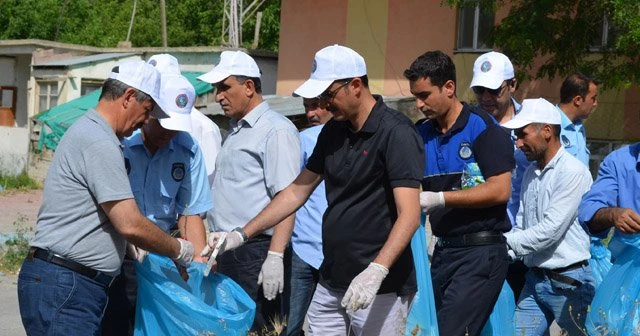 Mehmetçik’in katılımıyla Van Gölü sahilinde temizlik kampanyası