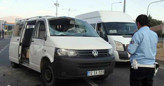 Minibüs ile kamyonet çarpıştı: 5 yaralı