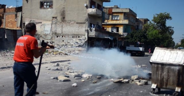 Molozları bahane ederek yol kesip lastik yaktılar