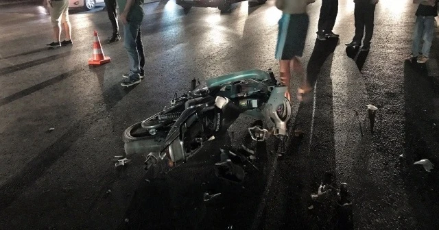 Motosiklet kamyona çarptı: 1 ölü