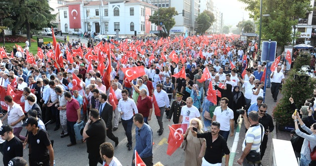 On binler bayrak yürüyüşünde buluştu