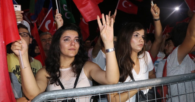 On binlerce Adanalı 15 Temmuz Demokrasi nöbeti tutuyor